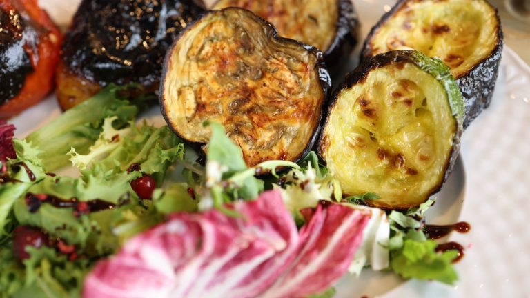 Grillede grøntsager og frisk salat som alternativ til klassisk julefrokostmad