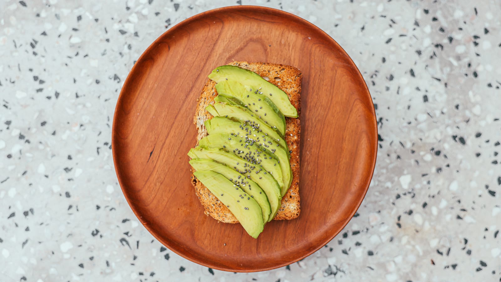 Skiveskåret avocado, vegetarisk erstatning for æg og rejer til julefrokost